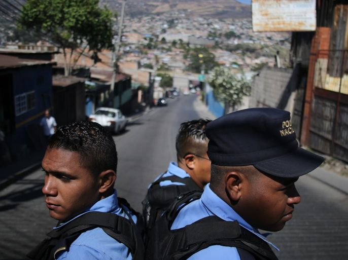 أفراد من شرطة هندوراس يقومون بدوريات في منطقة يسيطر عليها أفراد العصابات في تيجوسيجالبا
