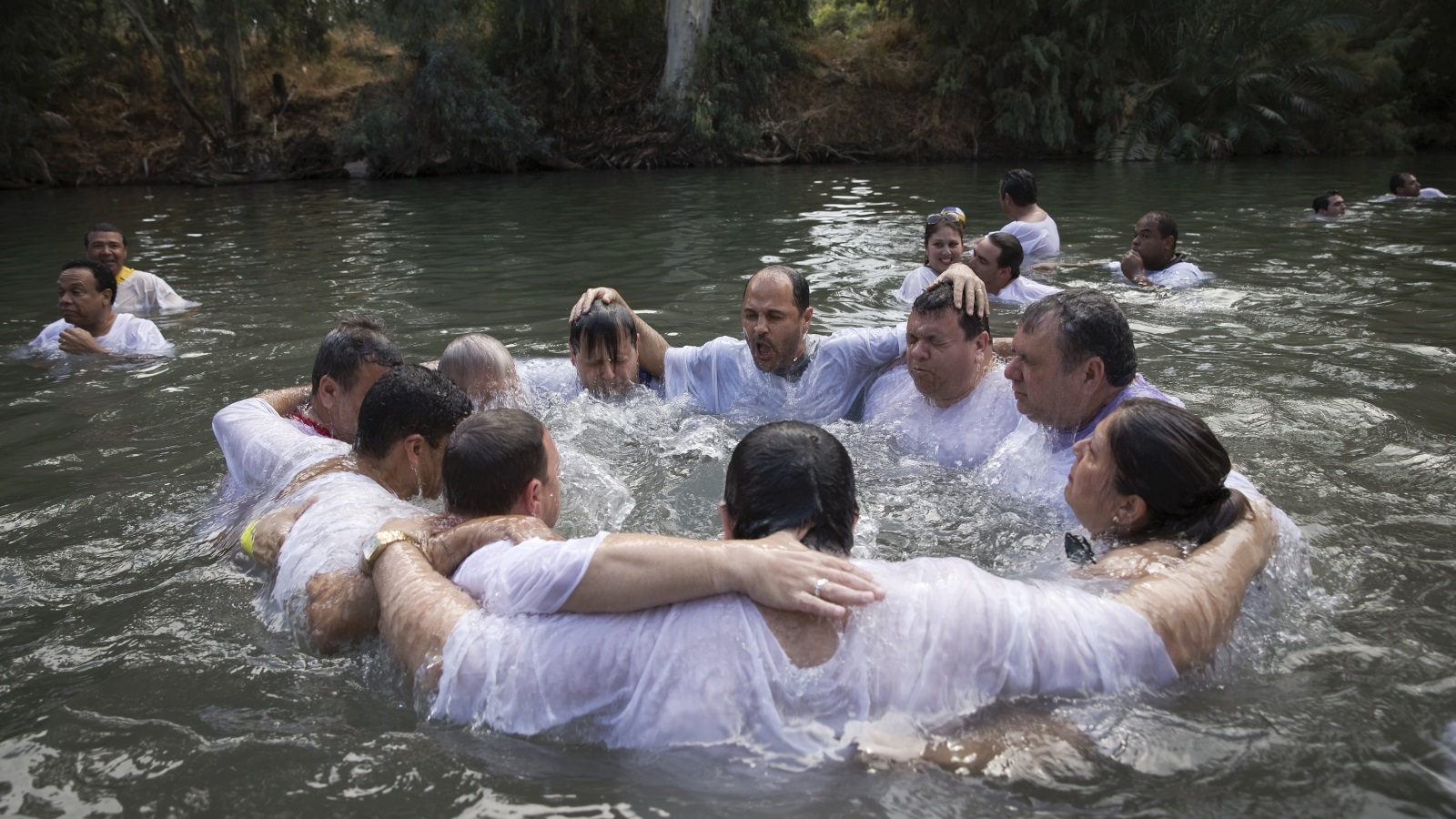 هل يرمز التعميد إلى الدخول في المسيحية؟ (رويترز)