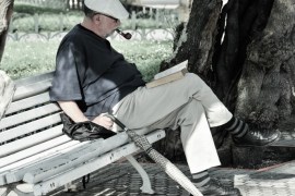 مدونات - رجل يقرأ