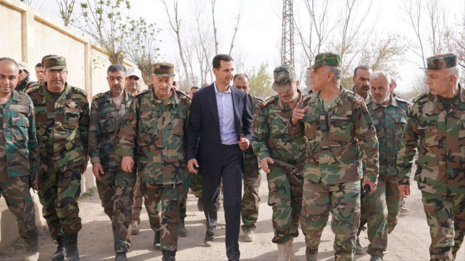‪الرئيس السوري بشار الأسد مع عدد من قادته العسكريين خلال زيارة للجبهة بالغوطة الشرقية‬ (رويترز)