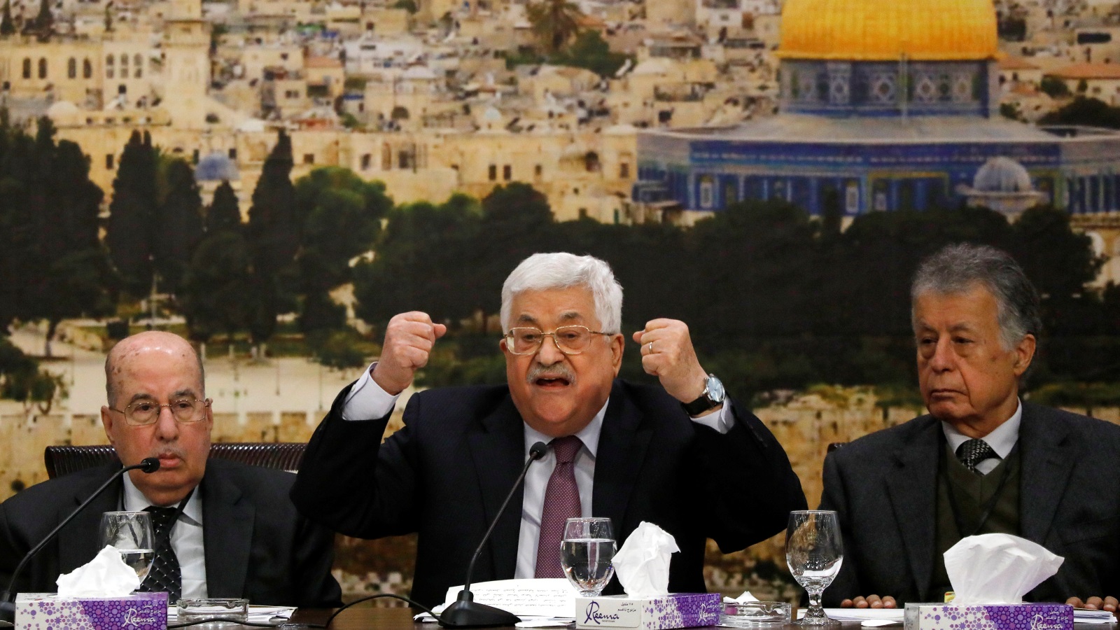 الرئيس الفلسطيني (وسط) رفض التعاطي مع إدارة ترامب بشأن رويتها لحل الصراع العربي الإسرائيلي (رويترز)