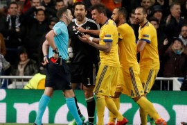 Soccer Football - Champions League Quarter Final Second Leg - Real Madrid vs Juventus - Santiago Bernabeu, Madrid, Spain - April 11, 2018 Juventus' Gianluigi Buffon and team mates remonstrate with referee Michael Oliver after he awarded a penalty to Real Madrid REUTERS/Paul Hanna TPX IMAGES OF THE DAY