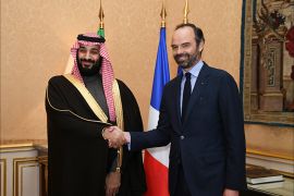 epa06656978 French Prime Minister Edouard Philippe (R) shakes hands with Crown Prince of Saudi Arabia Prince Mohammed bin Salman upon his arrival at the Hotel de Matignon in Paris, France, 09 April 2018. EPA-EFE/ERIC FEFERBERG / POOL MAXPPP OUT