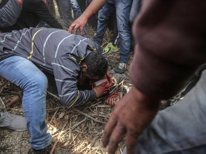 epa06697418 A Palestinian mourns over the body of a friend after he was shot dead by Israeli troops during clashes after Friday protests near the border with Israel in the east of Gaza City, 27 April 2018. At least one person died and 350 wer injured, according to the Palestinian Ministry of Health, during the protests that were held for the fifth Friday in a row. UN High Commissioner for Human Rights, Zeid Ra'ad al-Hussein condemned Israel's use of 'excessive force' against Palestinian protesters in a statement adding that 42 Palestinians were killed and more than 5,500 wounded since 30 March. The protests are held as part of the Great March of Return movement since 30 March to call for the right of Palestinians across the Middle East to return to homes they fled in the war surrounding the 1948 creation of Israel, also called 'Nakba'. EPA-EFE/MOHAMMED SABER