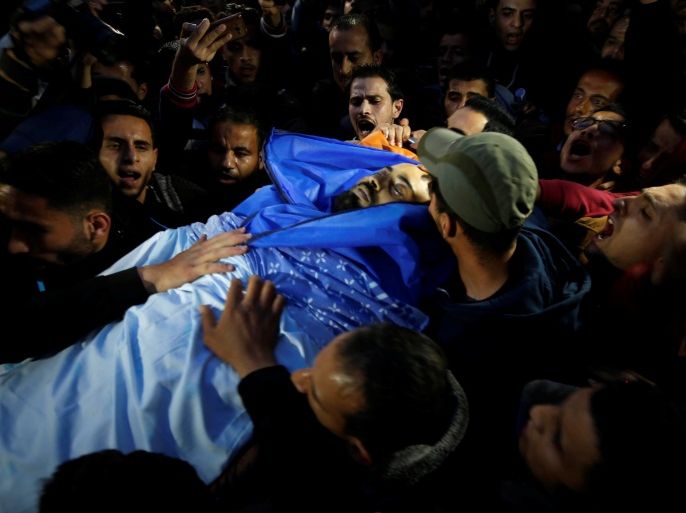 ATTENTION EDITORS - VISUAL COVERAGE OF SCENES OF INJURY OR DEATH People carry the body of Palestinian journalist Ahmed Abu Hussein, 24, who died of wounds he sustained while covering a protest along the Gaza-Israel border, at a hospital in the northern Gaza Strip, April 25, 2018. REUTERS/Mohammed Salem TEMPLATE OUT