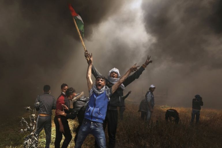 Palestinian demonstrators shout during clashes with Israeli troops at a protest demanding the right to return to their homeland, at the Israel-Gaza border east of Gaza City April 6, 2018. REUTERS/Mohammed Salem