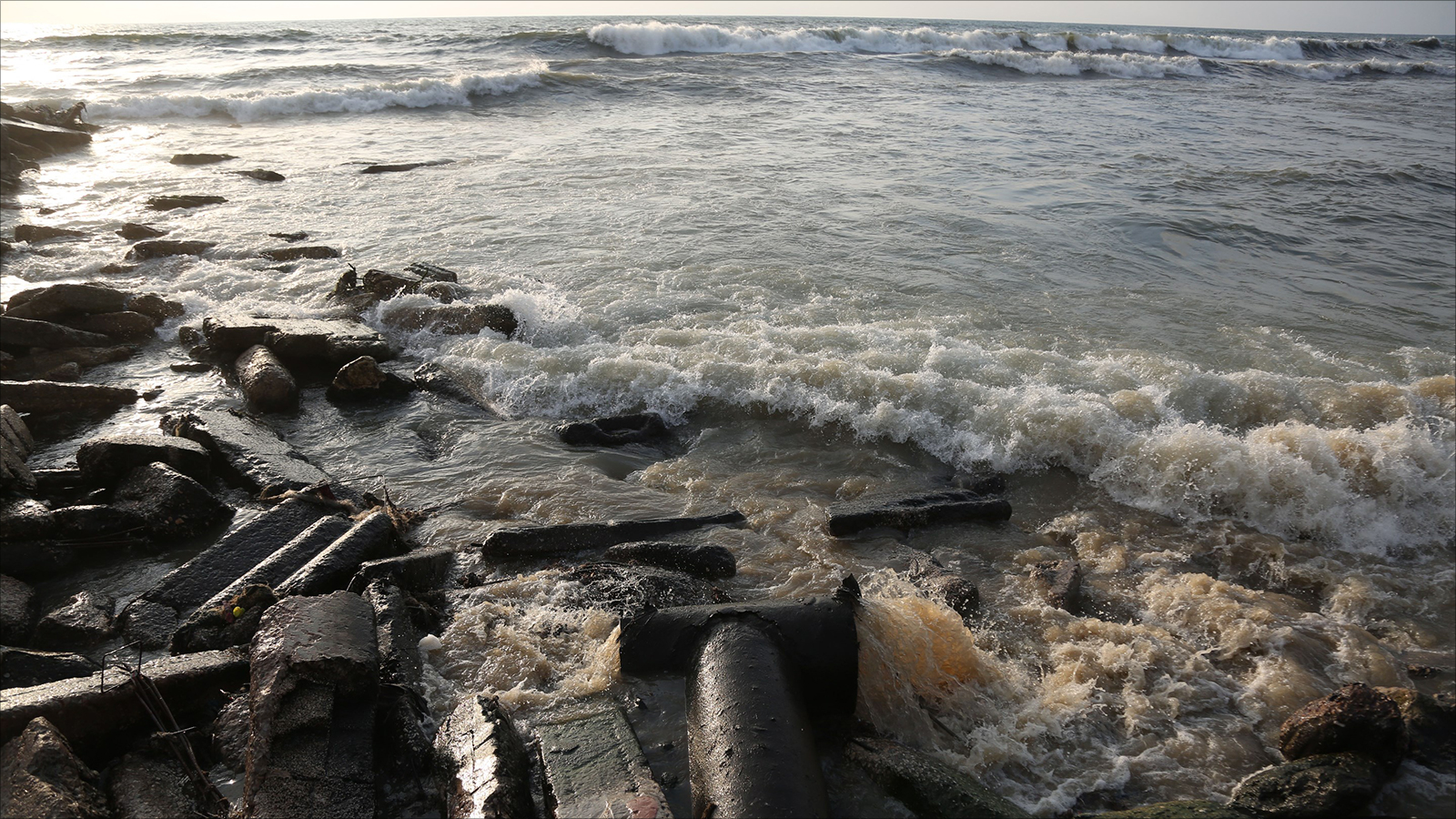 كميات كبيرة من الصرف الصحي يتم ضخها في البحر يوميا بدون معالجة (الجزيرة نت)
