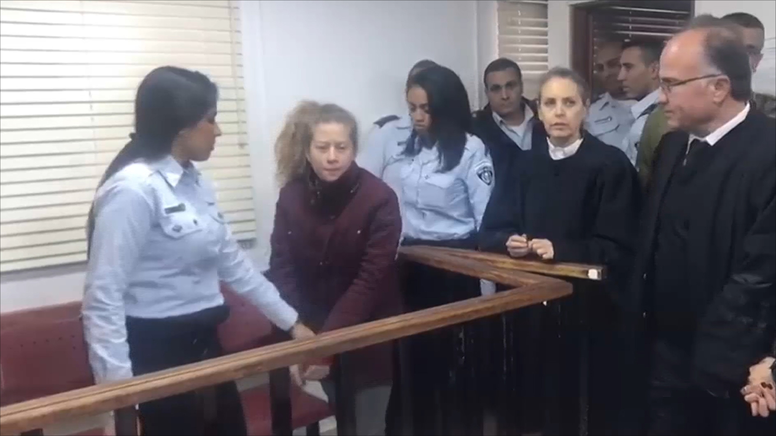 عهد التميمي أثناء مثولها أمام محكمة عسكرية إسرائيلية (الجزيرة)