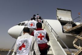 Red Cross staffers board a plane carrying a shipment of emergency medical aid at Sanaa airport April 11, 2015. REUTERS/Khaled Abdullah