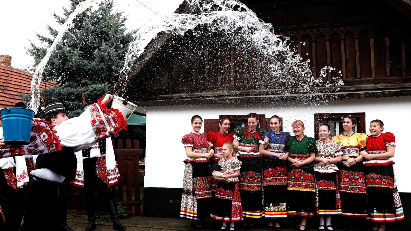 ‪سكب الرجال الماء على النساء من طقوس عيد الفصح في هنغاريا‬ (رويترز)
