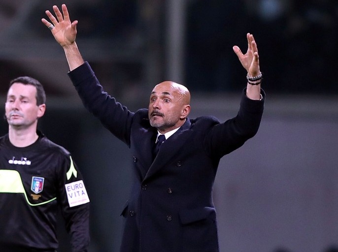 FLORENCE, ITALY - JANUARY 05: Luciano Spalletti manager of FC Internazionale gestures during the serie A match between ACF Fiorentina and FC Internazionale at Stadio Artemio Franchi on January 5, 2018 in Florence, Italy. (Photo by Gabriele Maltinti/Getty Images)