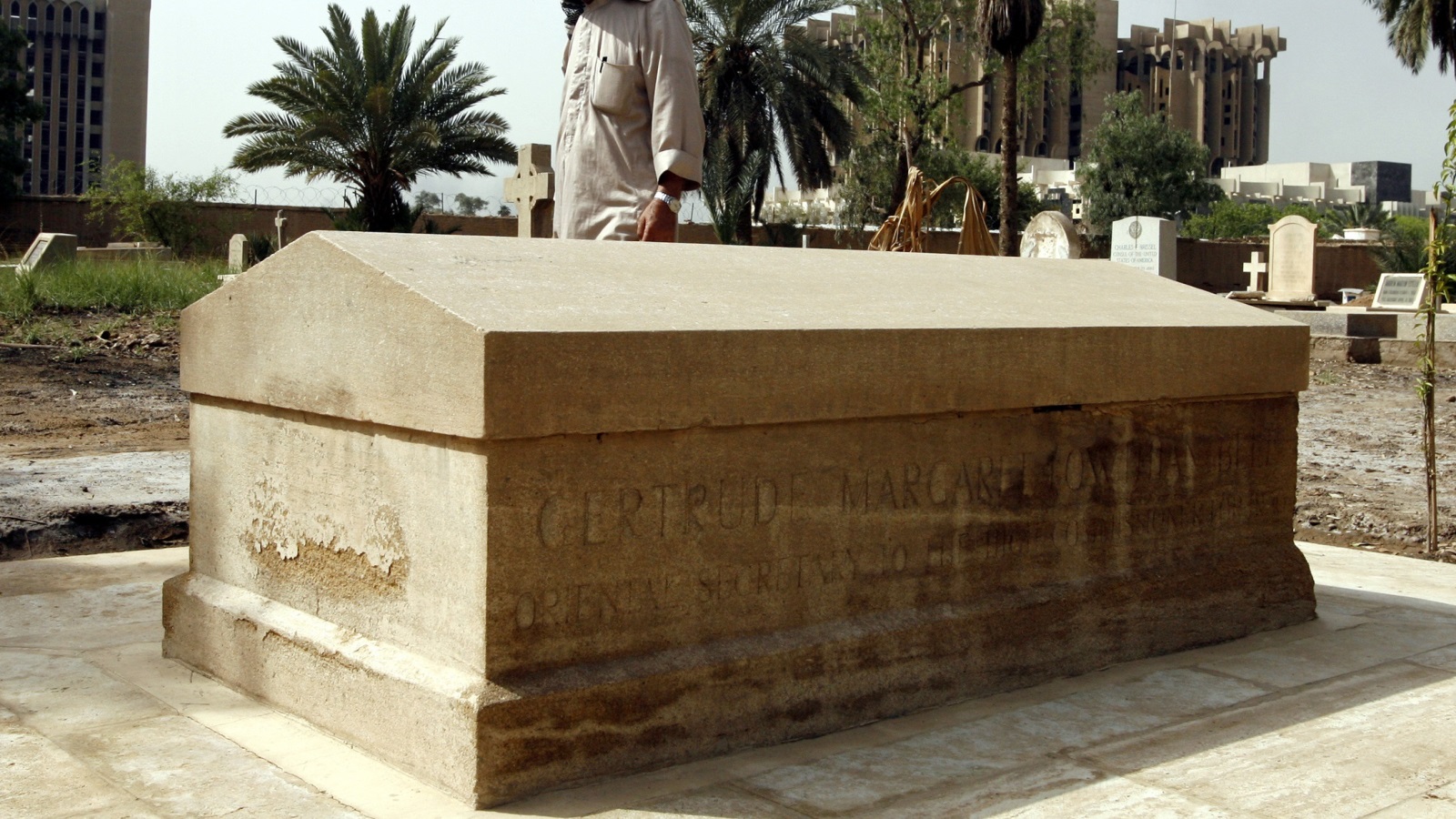 ‪قبر غيرترود بيل في بغداد‬ (رويترز)