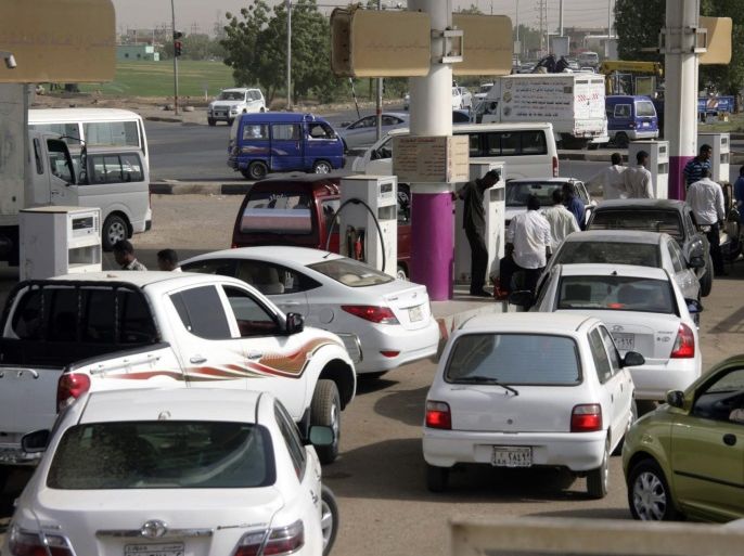 People wait to get fuel for their vehicles at a petrol station in Khartoum June 21, 2012. Sudan's Finance Minister Ali Mahmoud detailed measures to gradually phase out fuel subsidies on Wednesday, saying the government would hike the price of a gallon of petrol by five Sudanese pounds, pushing it up to 13.5 pounds ($2.50) from 8.5 pounds. REUTERS/Stringer (SUDAN - Tags: POLITICS BUSINESS ENERGY)