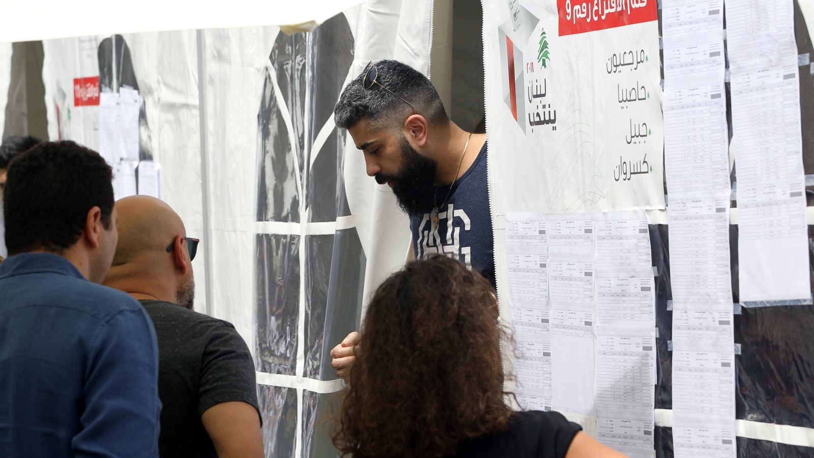 ‪عدد الناخبين المسجلين للاقتراع خارج لبنان يبلغ نحو 82 ألفا‬ (رويترز)