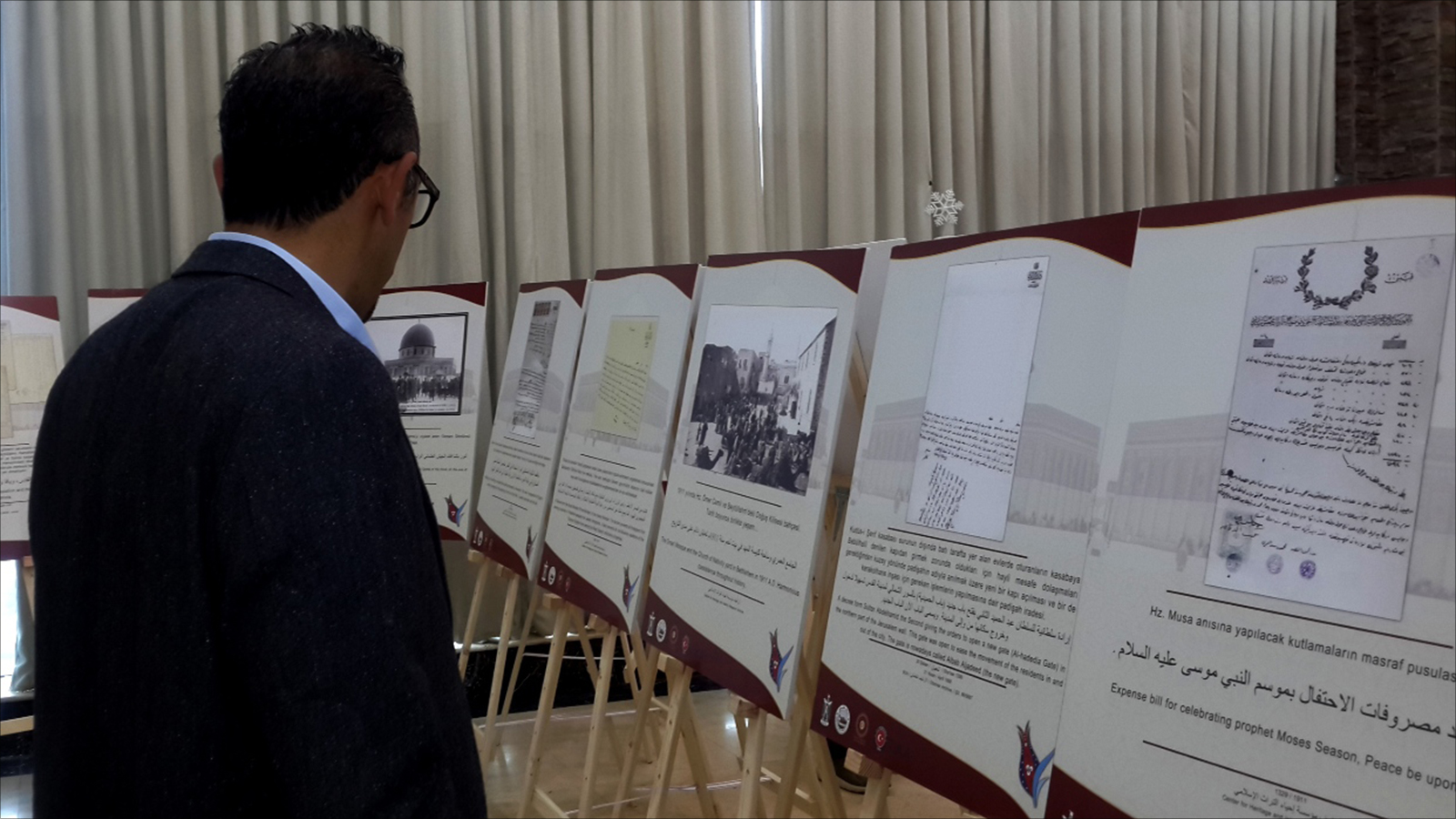  وزارة الأوقاف الفلسطينية حصلت مؤخرا على مخطوطات عدة من الأرشيف العثماني (الجزيرة)