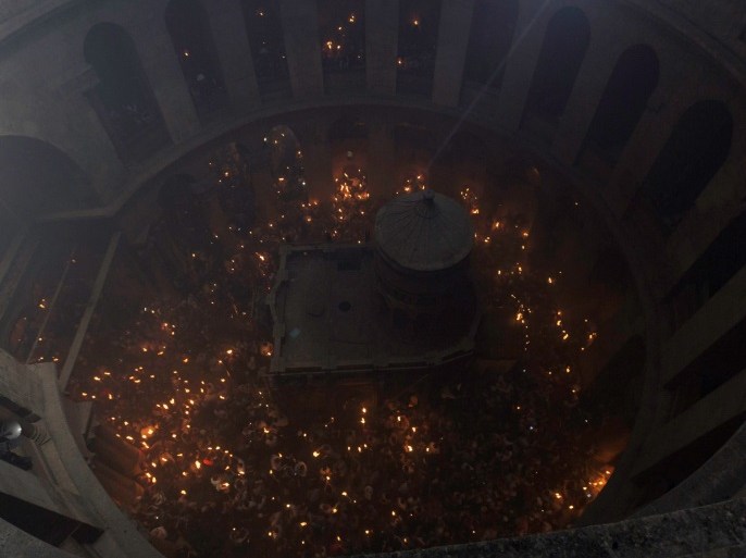 لحظة ظهور النور المقدس في كنيسة القيامة في سبت النور (أرشيف)