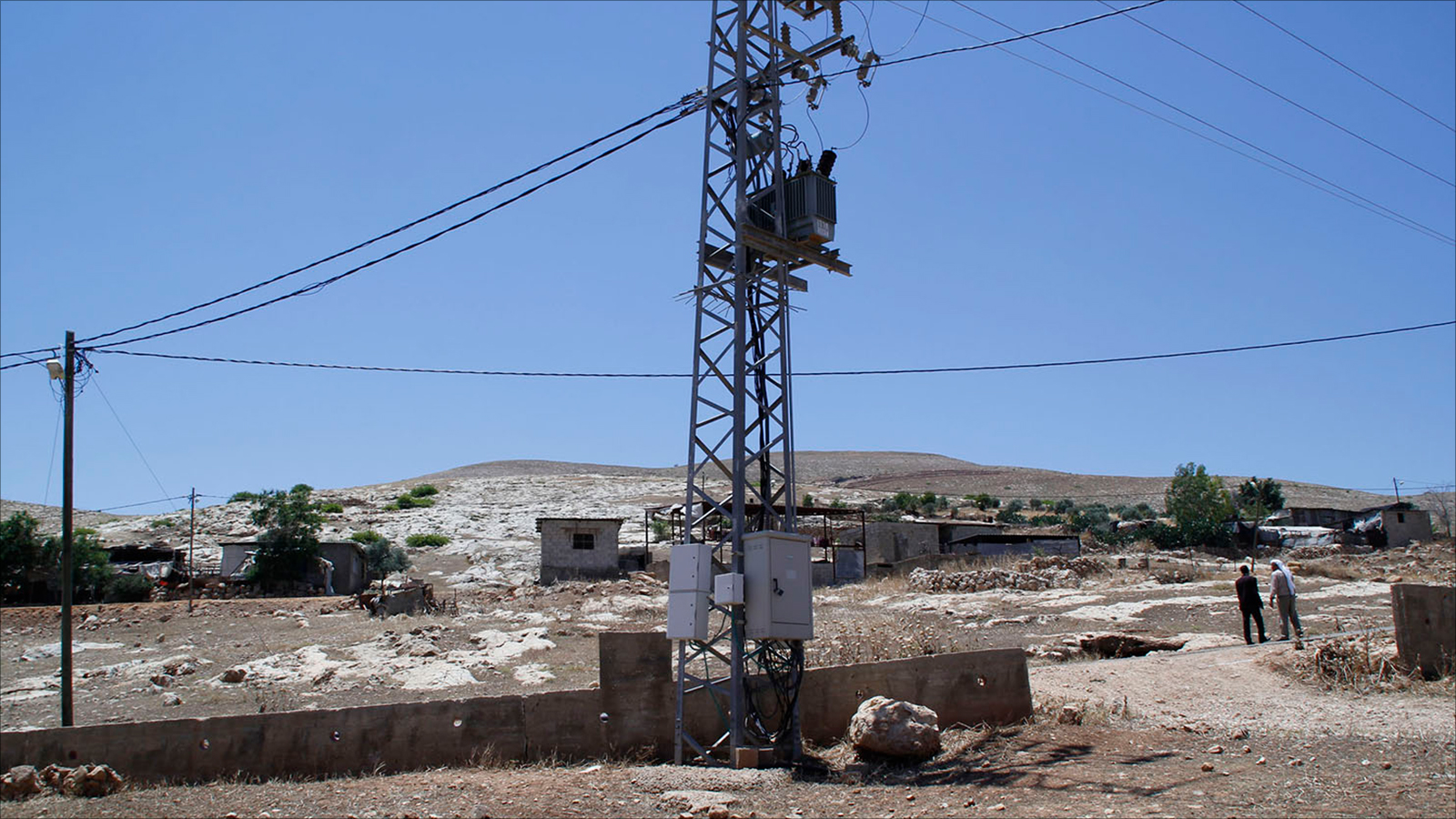 ‪يعتمد الفلسطينيون على إسرائيل لاستيراد الكهرباء بنسبة تصل إلى 89% من حجم استهلاكهم‬ (الجزيرة)