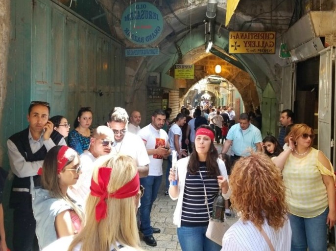 -البلدة القديمة في القدس مسيحيون يحاولون الوصول الى ساحة كنيسة القيامة بعد أن نصبت سلطات الاحتلال الحواجز