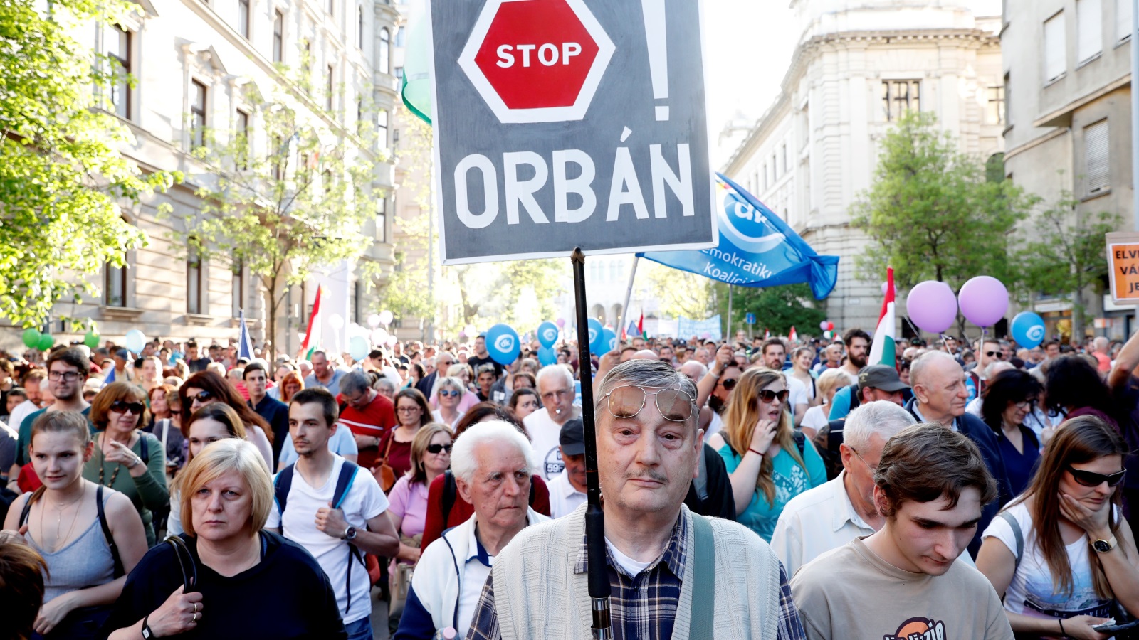 مظاهرات شعبية في العاصمة المجرية بودابست ضد سياسة فيكتور أوربان (رويترز)