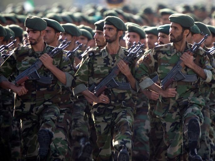 Members of Iran's Revolutionary Guards march during a military parade to commemorate the 1980-88 Iran-Iraq war in Tehran September 22, 2007. REUTERS/Morteza Nikoubazl/File Photo