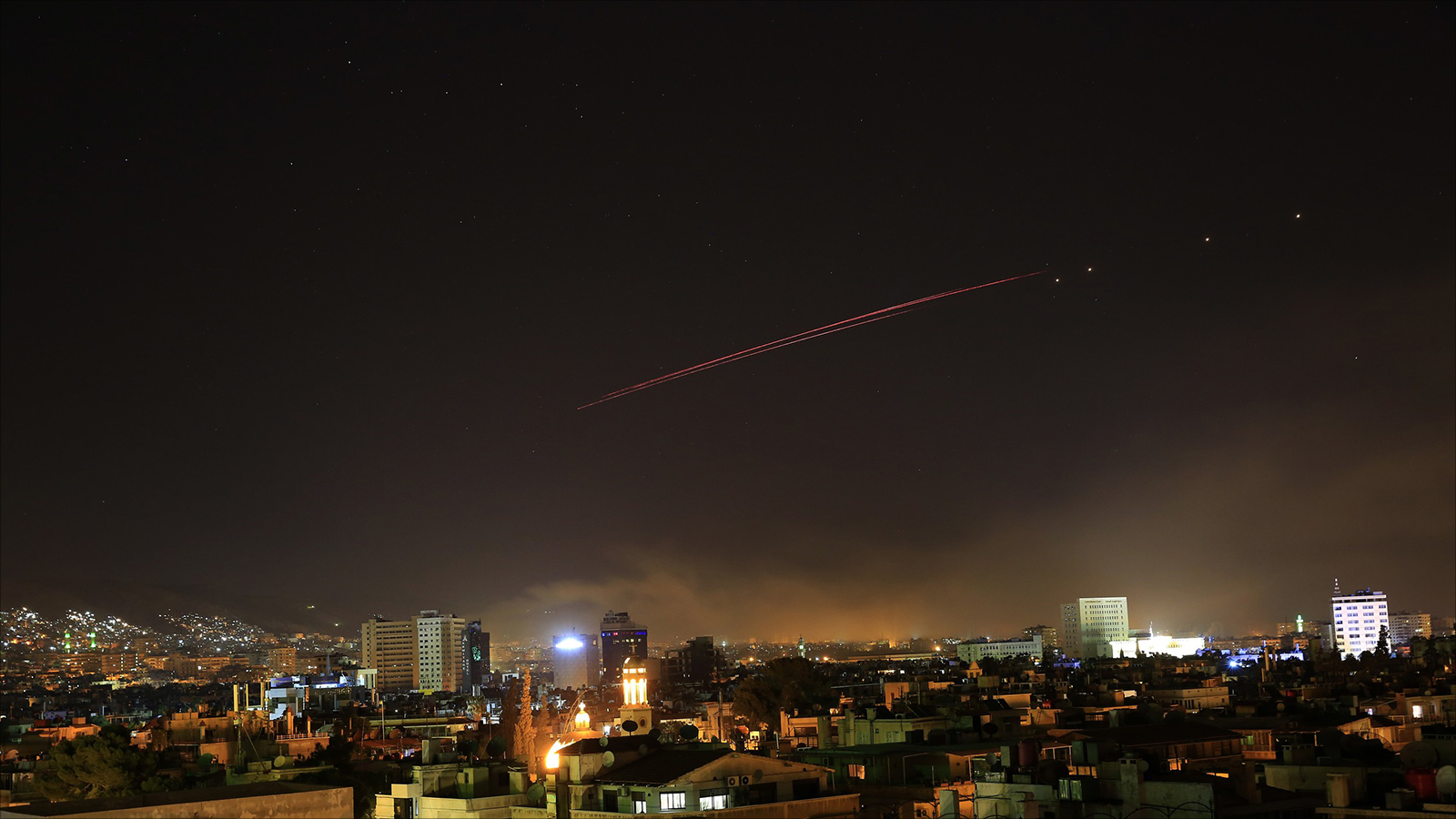 سماء العاصمة دمشق ساعة تساقط الصواريخ الأميركية البريطانية الفرنسية على نقاط النظام السوري (الجزيرة)