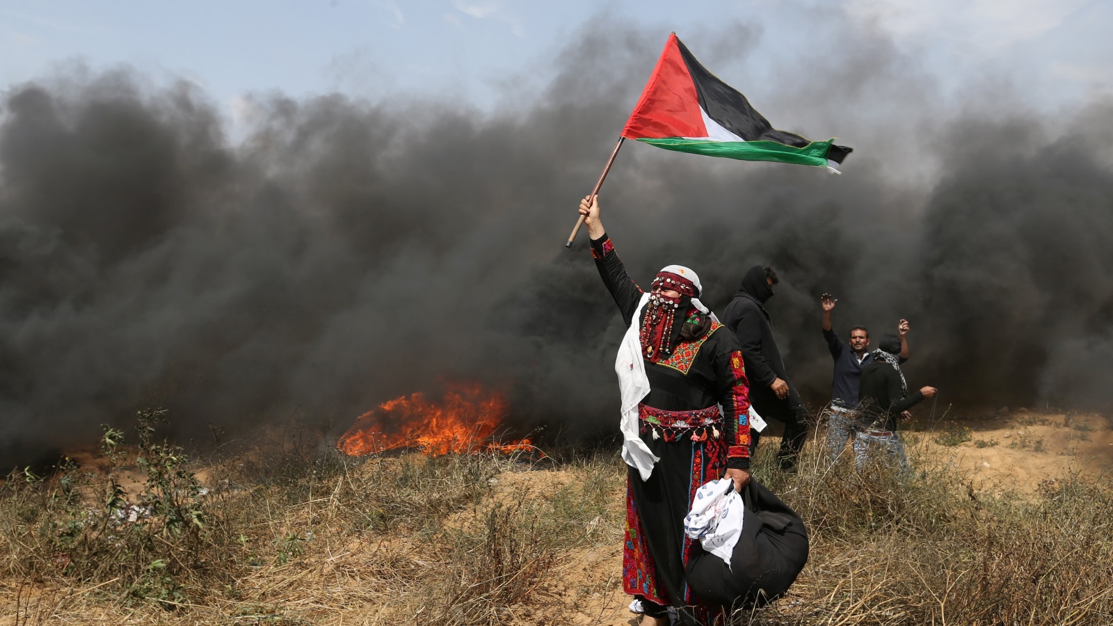 فلسطينيون رجال ونساء يشاركون في مسيرات العودة للجمعة الخامسة على التوالي 