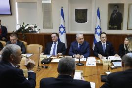 Israel's Prime Minister Benjamin Netanyahu (C) presides the weekly cabinet meeting in Jerusalem, 19 November 2017.