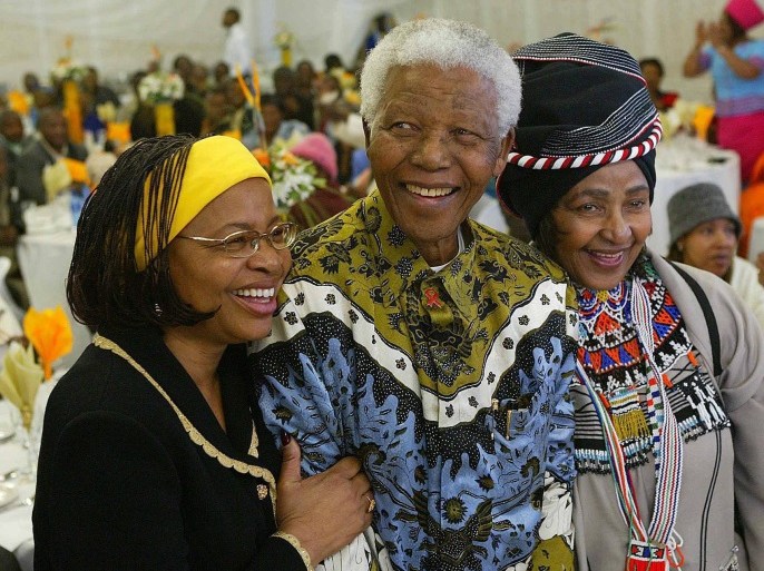 epa06641787 (FILE) - Nelson Mandela (C) celebrates his 86th birthday with his wife Graca Machel (l) and his ex wife Winnie Madikizela Mandela (R) at Mandela's birth town of Kunu in the Eastern Cape, Sunday 18 July 2004.