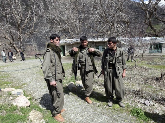 مقاتلون يتبعون حزب العمال الكردستاني في أحد معاقلهم في جبال قنديل