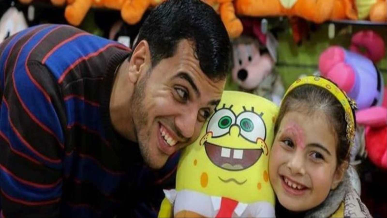  ياسر مرتجى والطفلة بيسان (مواقع التواصل)