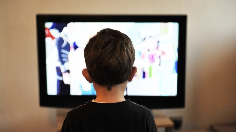 blogs طفل يشاهد التلفاز (مواقع التواصل الاجتماعي)