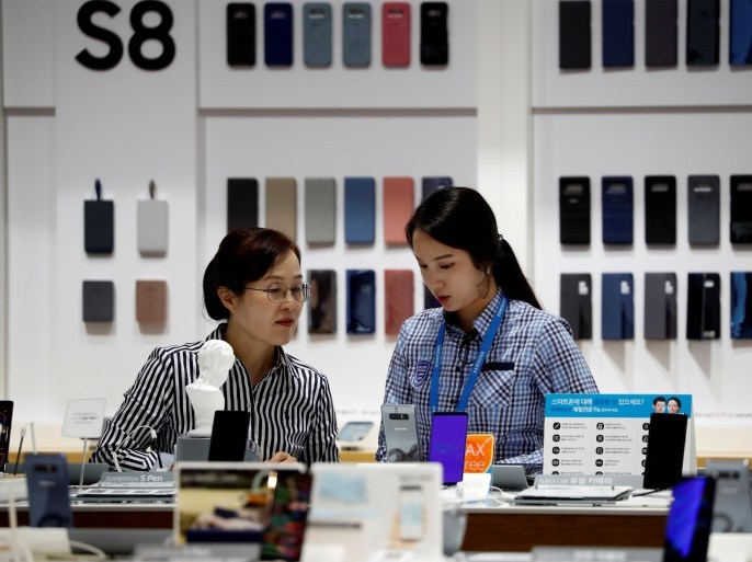 An employee helps a customer purchase a Samsung Electronics' Galaxy Note 8 at its store in Seoul, South Korea, October 11, 2017. Picture taken October 11, 2017. REUTERS/Kim Hong-Ji