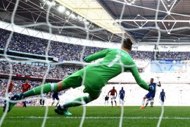 LONDON, ENGLAND - MAY 19: Eden Hazard of Chelsea scores a penalty for his sides first goal past David De Gea of Manchester United during The Emirates FA Cup Final between Chelsea and Manchester United at Wembley Stadium on May 19, 2018 in London, England. (Photo by Laurence Griffiths/Getty Images)