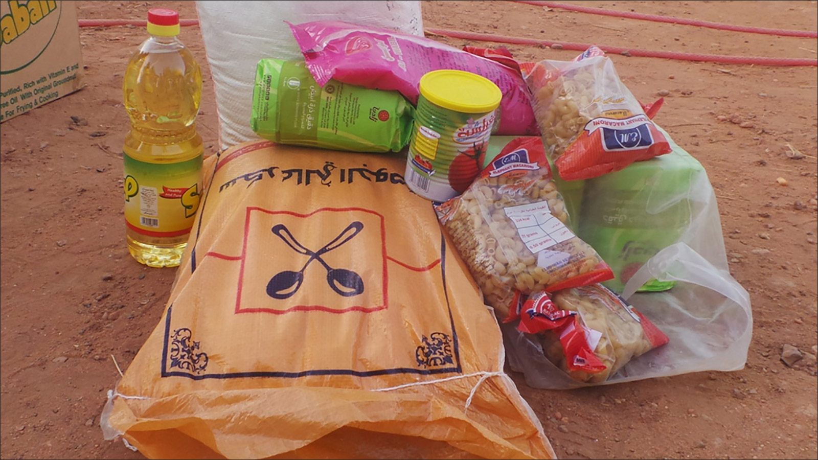 بعض المواد الغذائية التي وزعها سكان حي القماير بمدينة أم درمان في شهر رمضان الحالي 