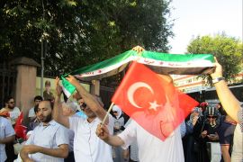 متظاهرون يرفعون العلم التركي وعلم الثورة السورية في مدينة إسطنبول