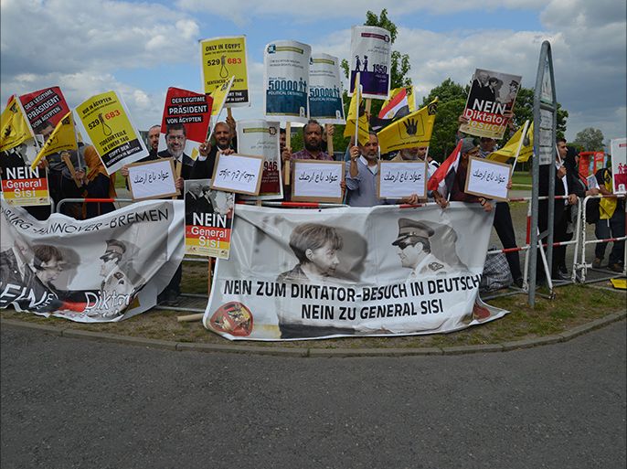 مظاهرة أمام المستشارية الألمانية احتجاجا على زيارة السيسي لبرلين في يونيو حزيران الماضي.