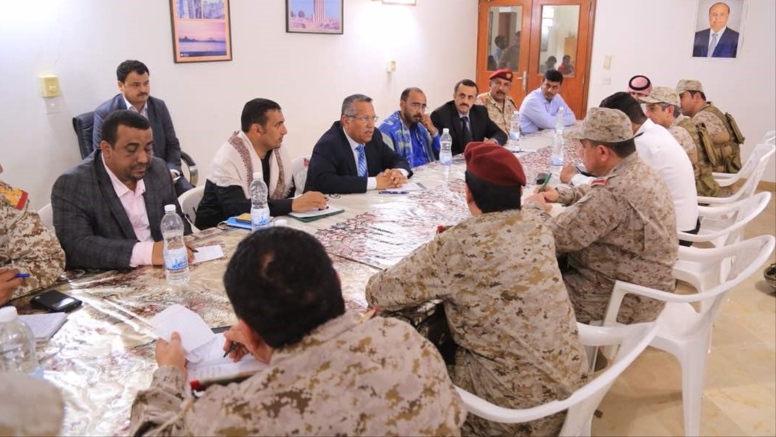 ‪رئيس الوزراء خلال استقباله اللجنة اليمنية السعودية المكلفة بتطبيع الأوضاع في سقطرى‬ (الصحافة اليمنية)