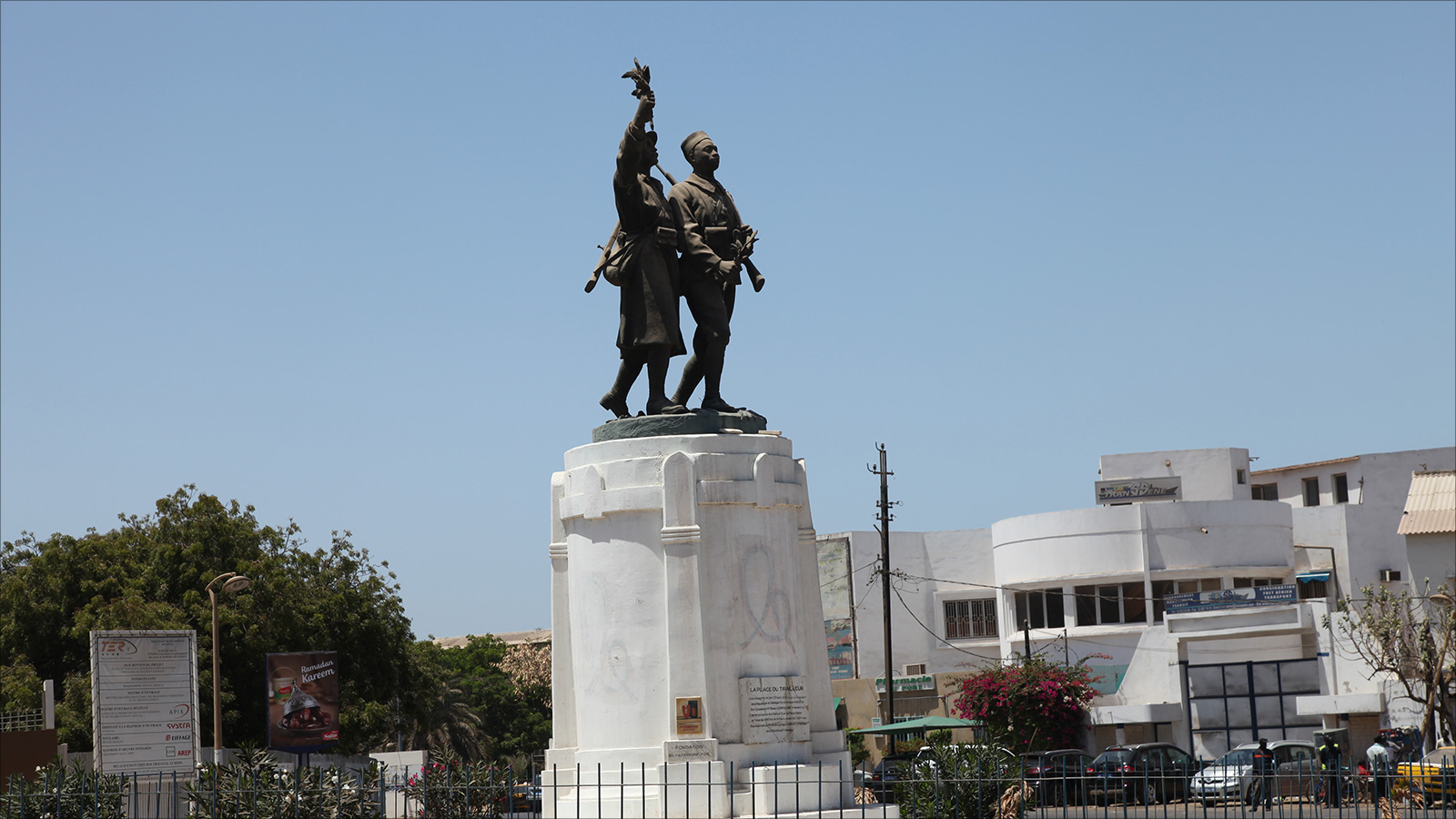 دمبا دي بون تمثال يثير كثيرا من النقاشات بالسنغال (الجزيرة)