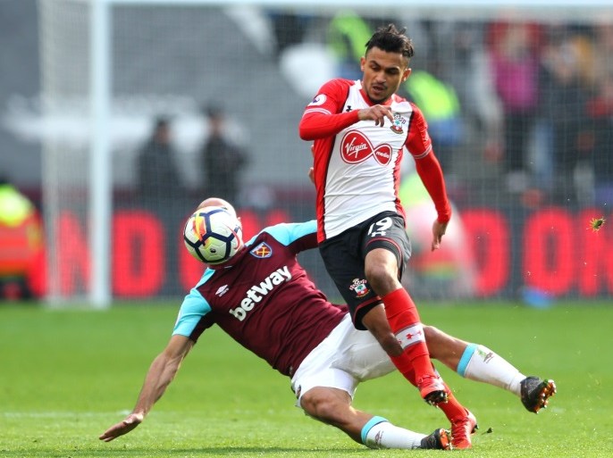 LONDON, ENGLAND - MARCH 31: Pablo Zabaleta of West Ham United battles for possesion with Sofiane Boufal during the Premier League match between West Ham United and Southampton at London Stadium on March 31, 2018 in London, England. (Photo by Warren Little/Getty Images)