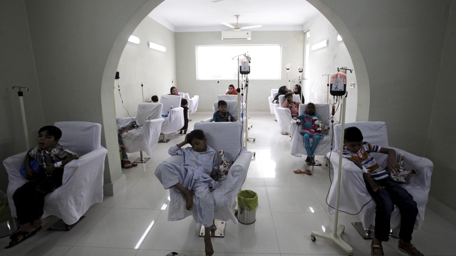 ‪أطفال مصابون بداء ثلاسيميا يخضعون لنقل دم في باكستان منتصف 2015‬  (رويترز)
