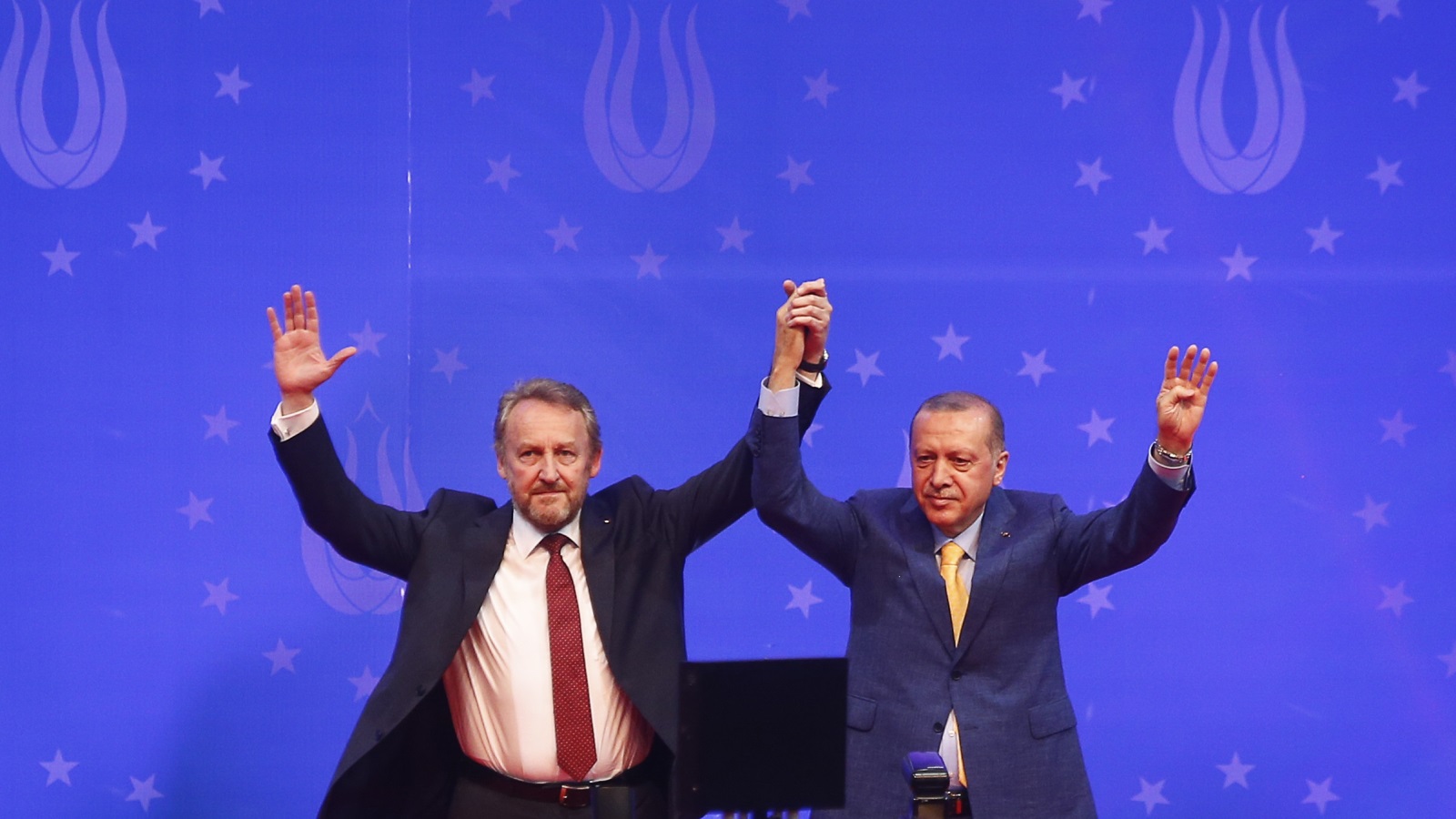‪بيغوفيتش يرحب بأردوغان أمام الحشود‬ (رويترز)