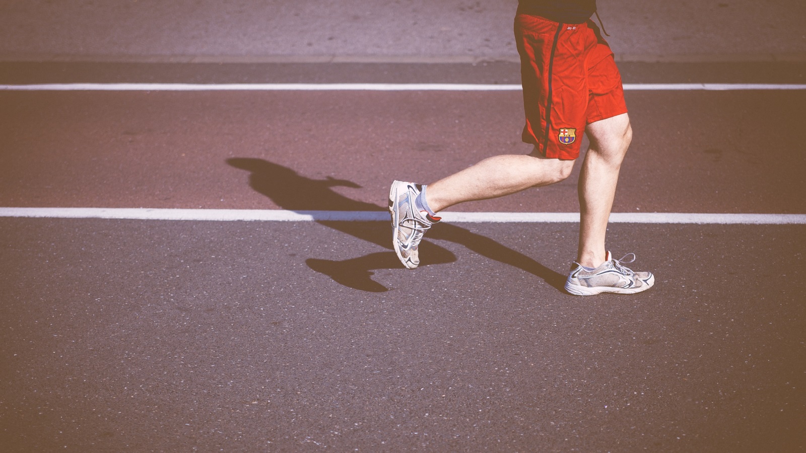 ليكون الركض سهلاً ومرناً ولا يُشعر جسدك بالكثير من الألم والضغط على الأقدام، والركب والمفاصل، عليك ارتداء حذاء مخصص للركض
