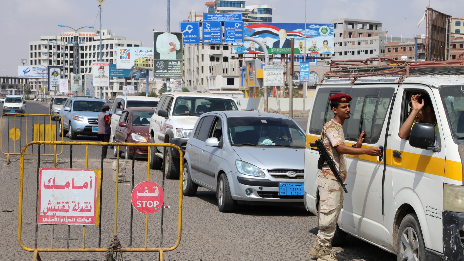 ‪عودة الحياة الآمنة حلم اليمنيين‬ (رويترز-أرشيف)