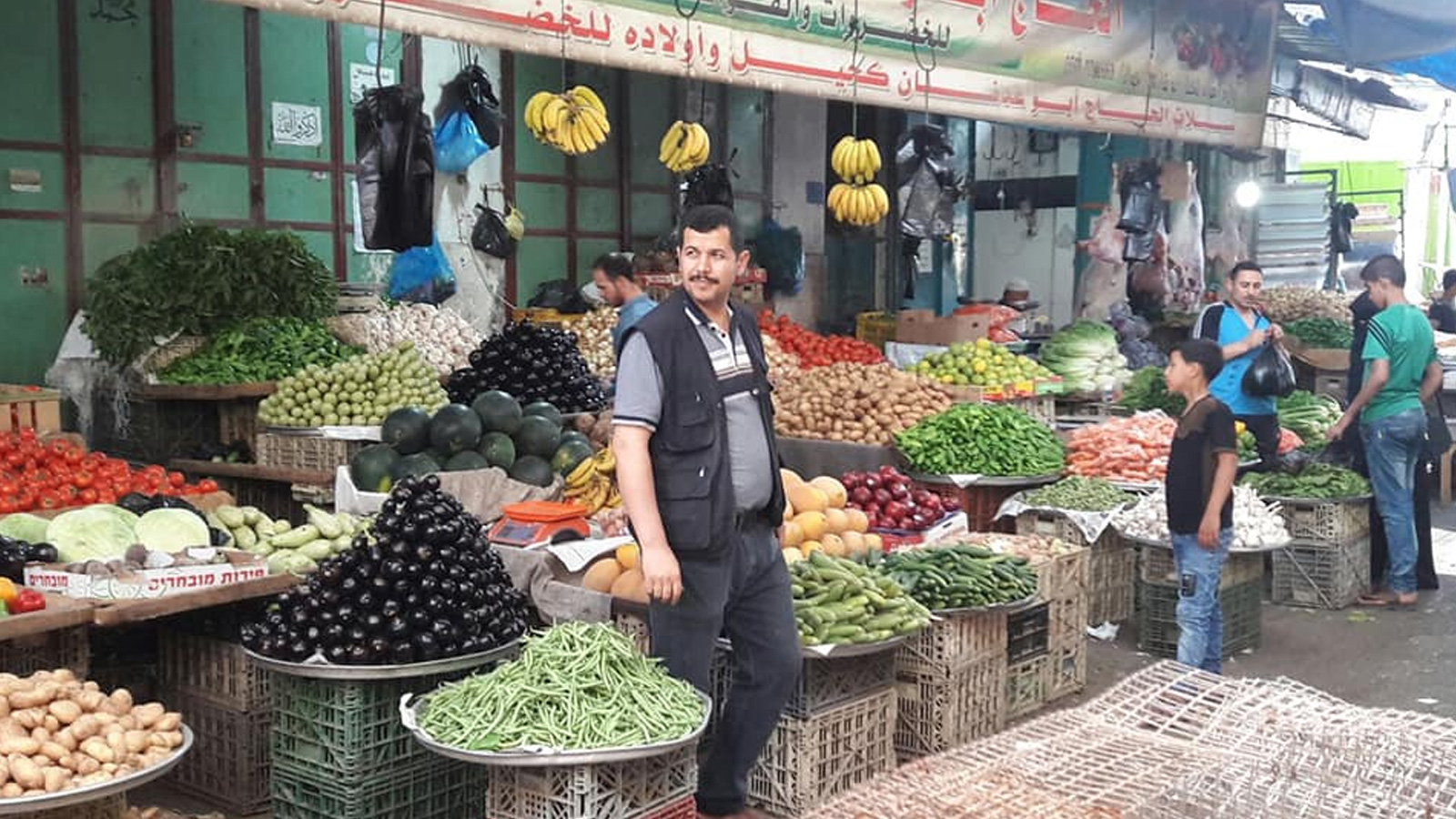 ‪في أول أيام رمضان بأسواق مدينة غزة‬ (مواقع التواصل الاجتماعي)