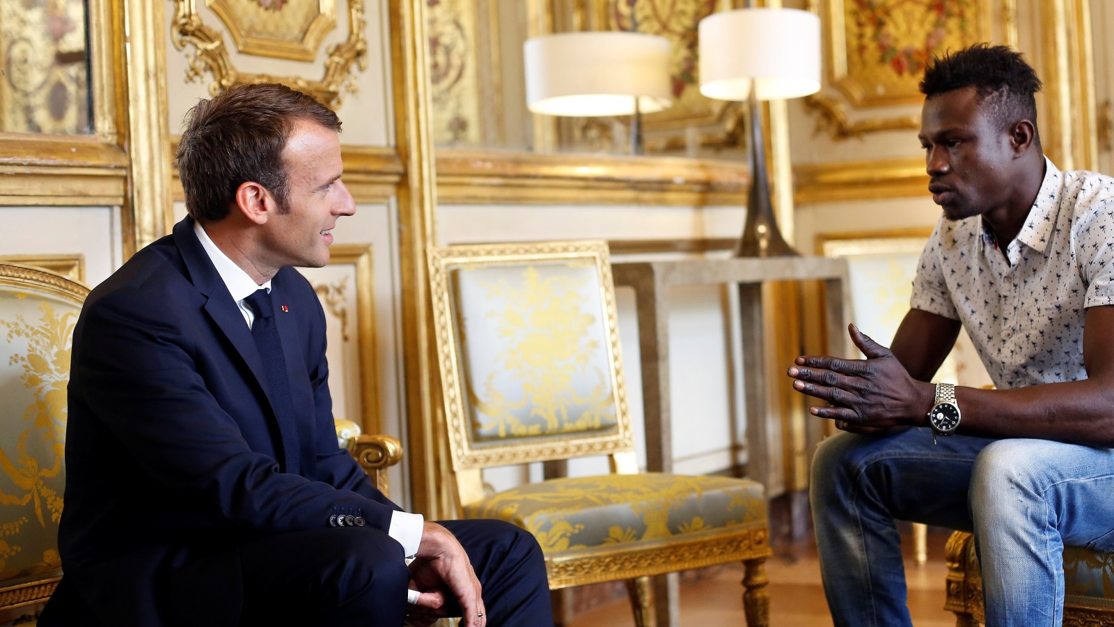 ‪الرئيس الفرنسي استقبل المهاجر الفرنسي الذي أنقذ الطفل (رويترز)‬ الرئيس الفرنسي استقبل المهاجر الفرنسي الذي أنقذ الطفل (رويترز)