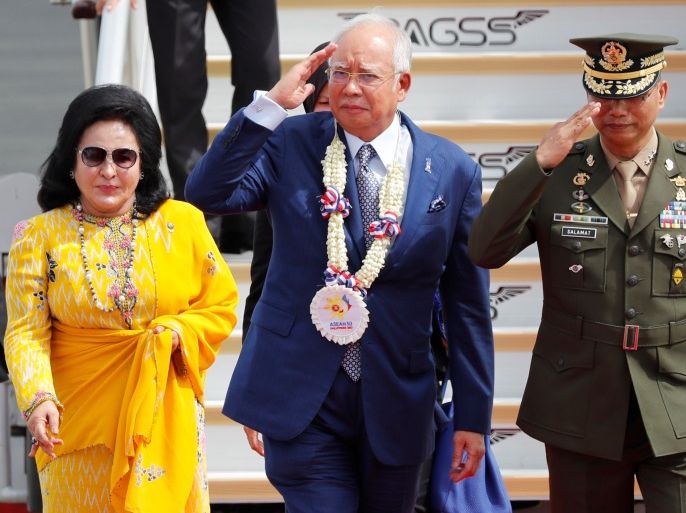 Malaysian Prime Minister Najib Razak salutes the honour guards, next to his spouse Rosmah Mansor, upon their arrival to attend the Association of Southeast Asian Nations (ASEAN) Summit and related meetings in Clark, Pampanga, northern Philippines November 12, 2017. REUTERS/Erik De Castro