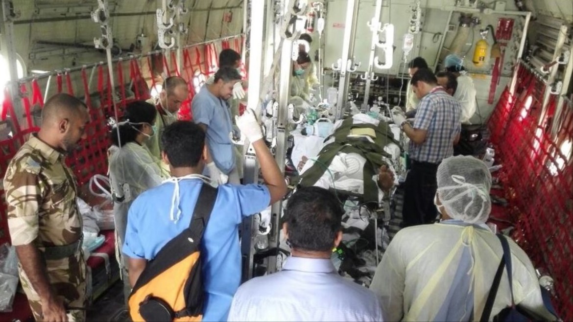 طائرة عسكرية عماني تنقل مرضى من مستشفى بصلالة إلى آخر تحسبا لاستقبال ضحايا للإعصار