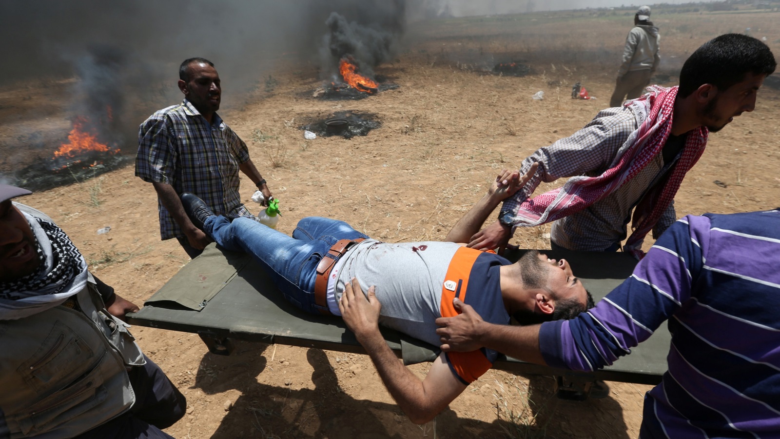 ‪فلسطيني أصيب برصاص الاحتلال عند الحدود الجنوبية لقطاع غزة‬ (رويترز)