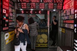 epa06757190 People exchange money at a currency exchange office in Istanbul, Turkey, 23 May 2018. Reports on 23 May state Turkish Lira hit record low against major currencies, recording 4.92 liras against the US dollar and 5.76 liras against the Euro. EPA-EFE/ERDEM SAHIN