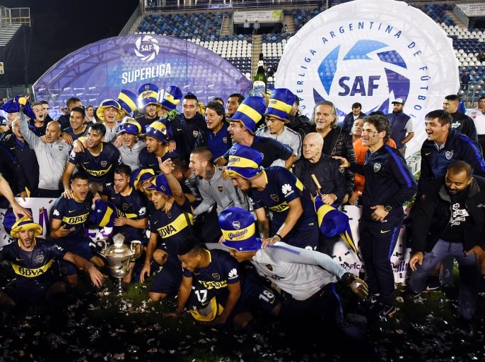 Soccer Football - Boca Juniors v Gimnasia y Esgrima La Plata - Argentine Superliga - Juan Carmelo Zerillo stadium, La Plata, Argentina - May 9, 2018 - Boca Juniors' players and head coach Guillermo Barros Schelotto (L) celebrate with the trophy after clinching the Argentine Superliga championship at the end of their match against Gimnasia y Esgrima La Plata. REUTERS/Stringer